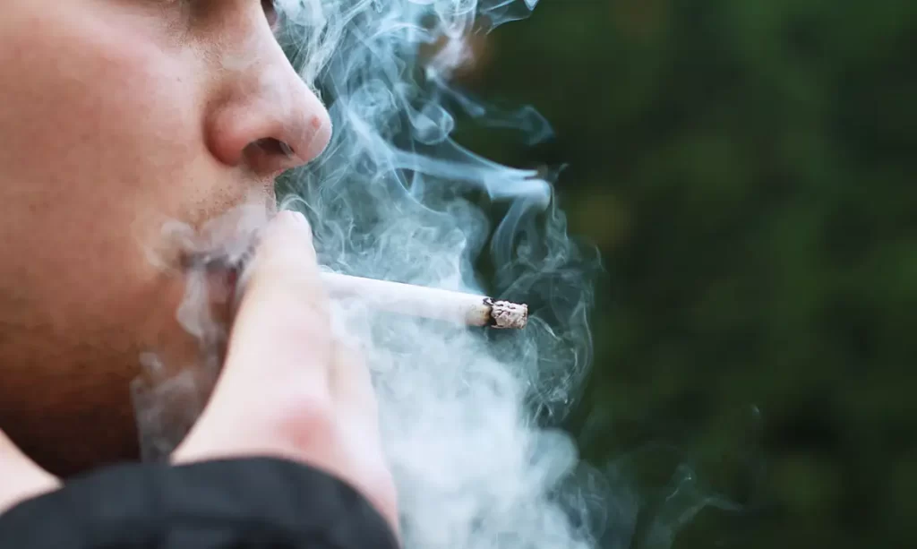 Reuno Unido quer política pública para uma “geração sem fumaça”, e deve criminalizar venda de tabaco, inclusive cigarros eletrônicos, a pré-adolescentes.