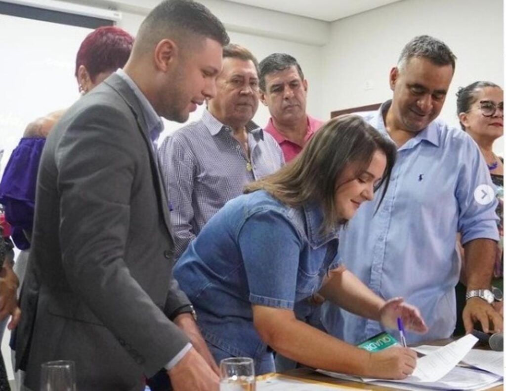 Avalanche de promessas – Prefeita de Campo Grande promete retomar plano de carreira dos professores, mas só depois das eleições