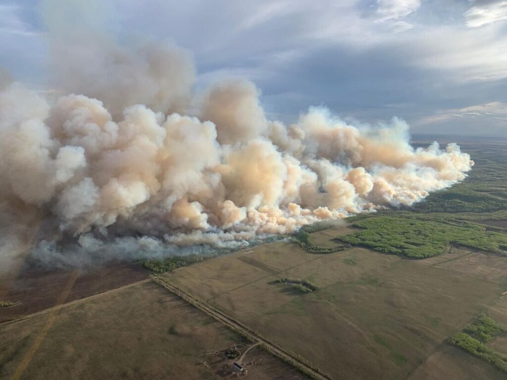 Canadá – Incêndios florestais obrigam milhares de pessoas a deixar suas casas