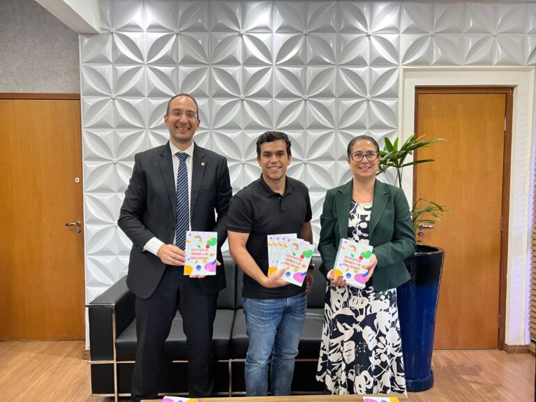 Para celebrar os 34 anos do Estatuto da Criança e do Adolescente, Beto Pereira entrega exemplares à Defensoria Pública