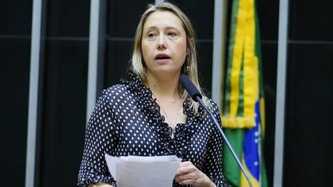 ‘Temos que exigir o banimento do glifosato’, diz pesquisadora Larissa Bombardi após despublicação de artigo que atestava segurança do agrotóxico