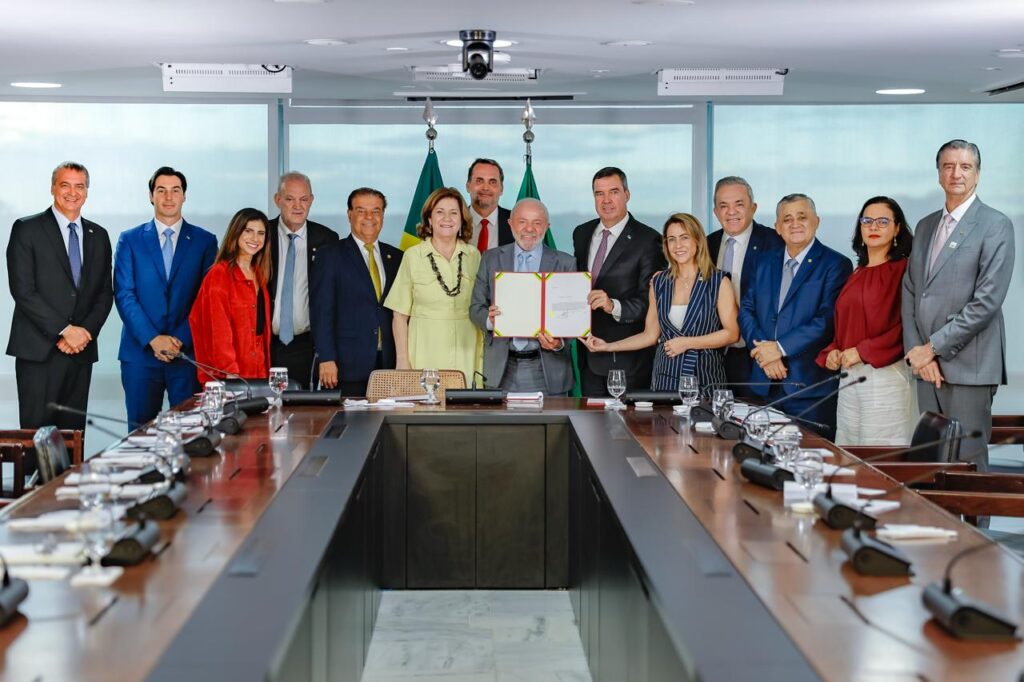 Cercado de políticos de MS, Lula dá aval ao Governo estadual para efetivar empréstimo de mais de 1 bilhão