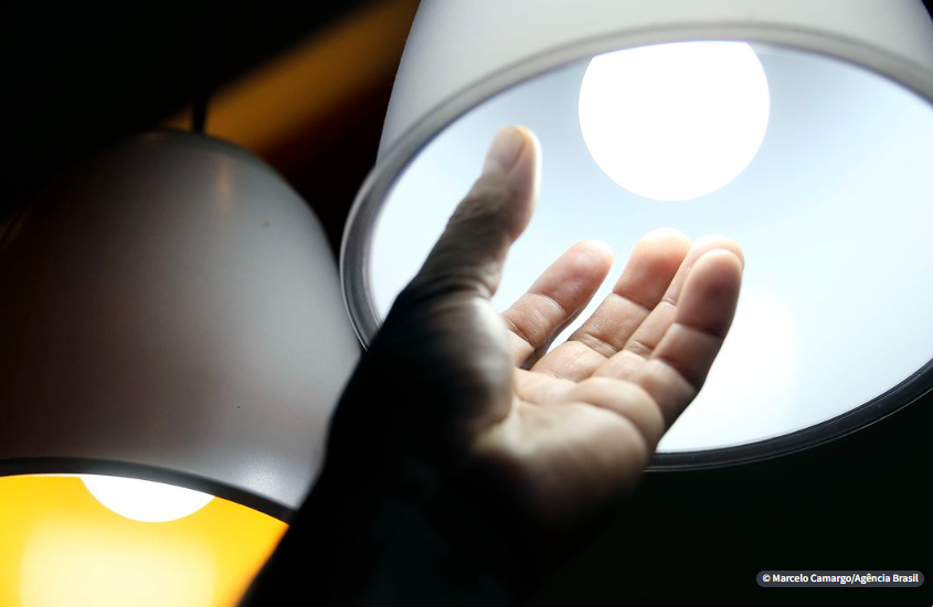 Aneel mantém bandeira verde e conta de luz não terá acréscimo em abril