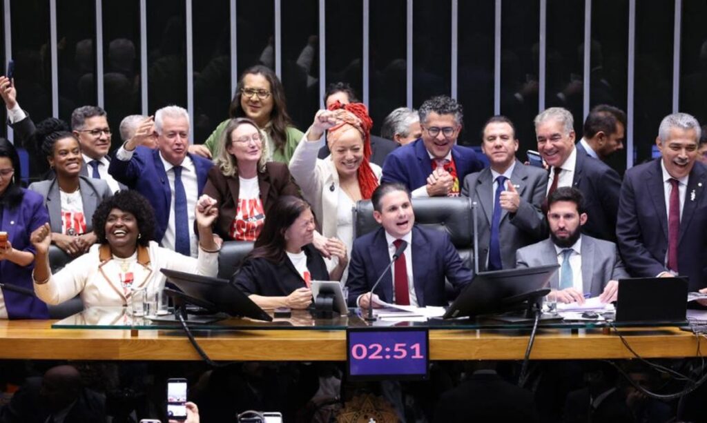 Aprovada na Câmara, em dois turnos, o fim da escala de trabalho 6×1
