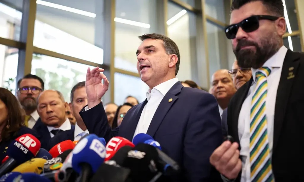 Cada dia mais complicado, Flávio Bolsonaro confirma encontro com Volcaro após prisão do banqueiro