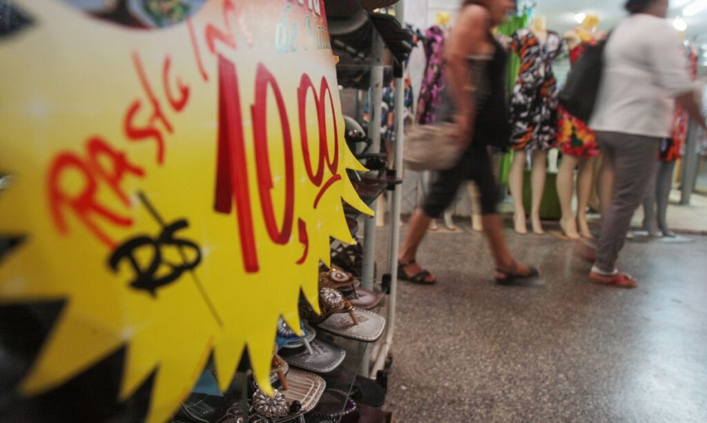 Guerra desestabiliza mercados e inflação anual no Brasil pode chegar a 4,91%