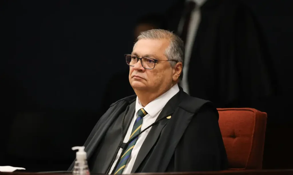 Ministro Dino abre apuração sobre emendas para produtora do filme de Bolsonaro