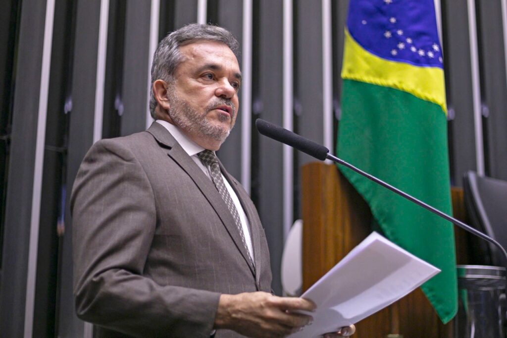 “O aumento do professor é o piso que o governo Lula garantiu”, afirma Vander
