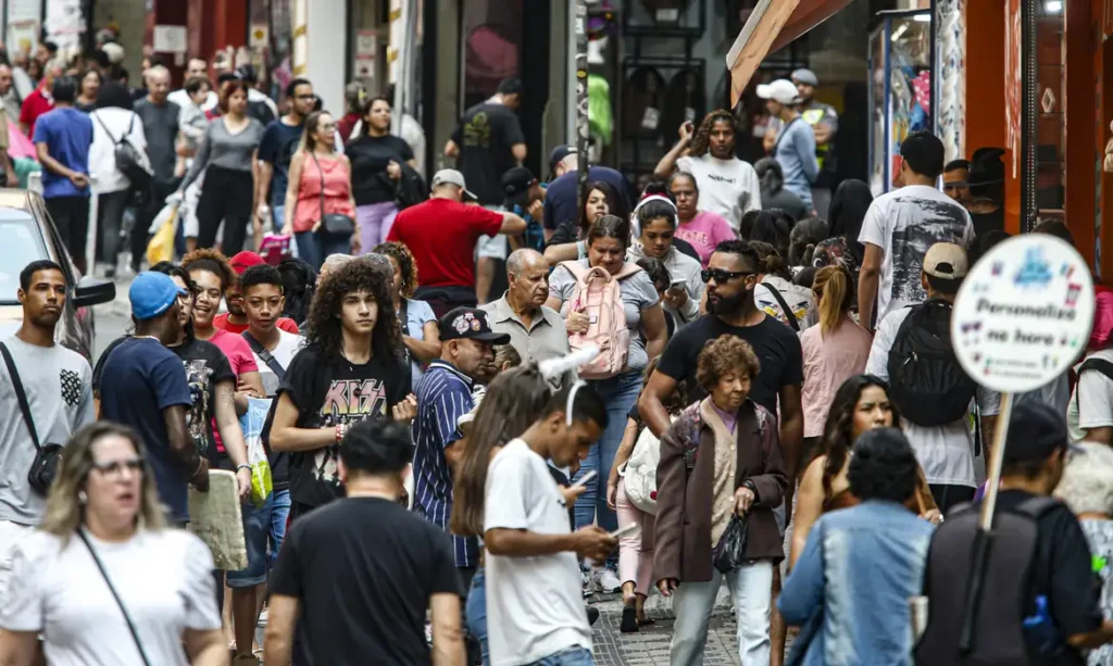 Melhoria da renda promove redução da pobreza em 22 regiões metropolitanas brasileiras