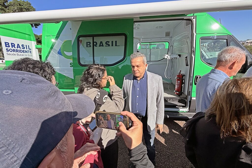 “É por um Brasil Sorridente”, diz Vander na entrega de veículos e equipamentos para a saúde bucal em MS