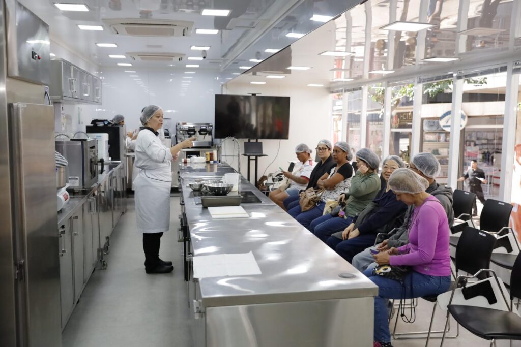 Carreta da Escola Senac cria ponte entre empresas e profissionais da gastronomia no Balcão de Empregos