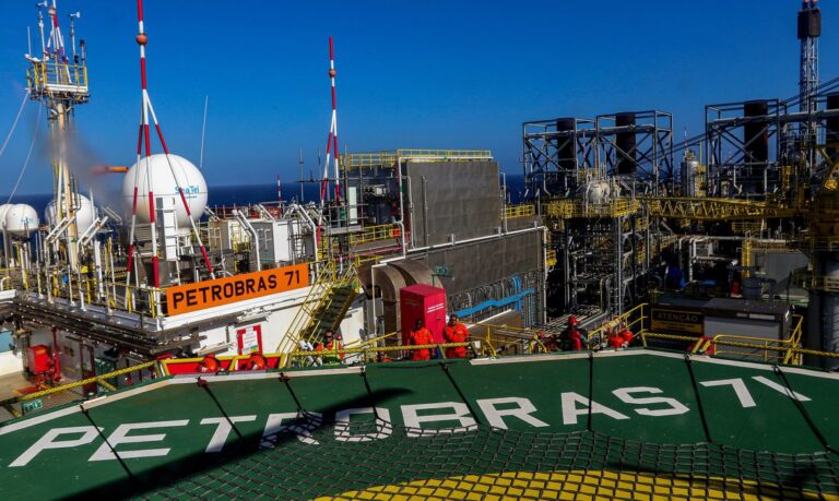 Preço do petróleo supera os US$ 100 após ataques no Mar Vermelho