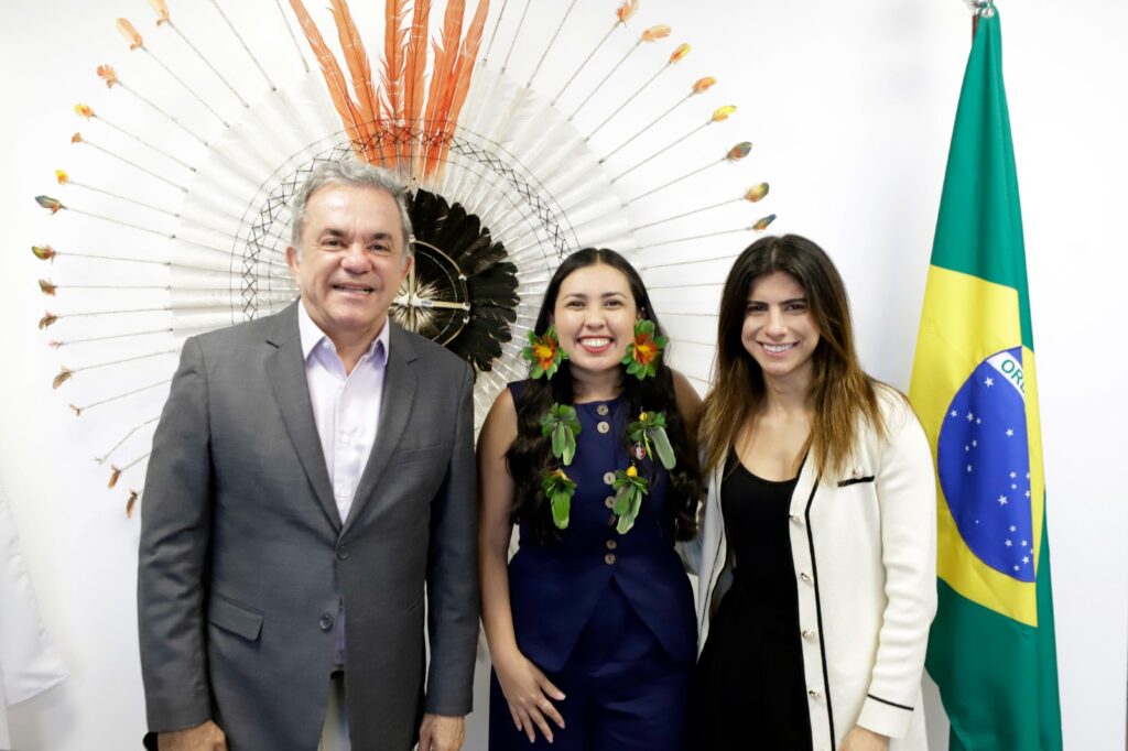 Vander e Camila se reúnem com secretária de Saúde Indígena em Brasília