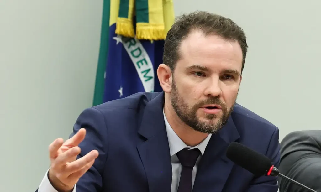 Ministro Durigan explica que aumento da dívida brasileira decorre dos juros, não do aumento de gastos