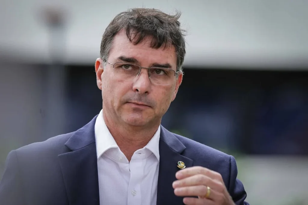 Flávio Bolsonaro aparece filiado ao Missão e gera piadas e desmentido de hackeamento no TSE