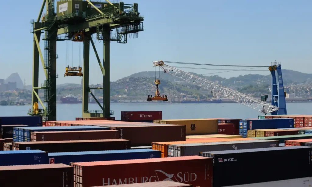 Balança comercial brasileira tem superávit de US$ 7,4 bilhões em agosto