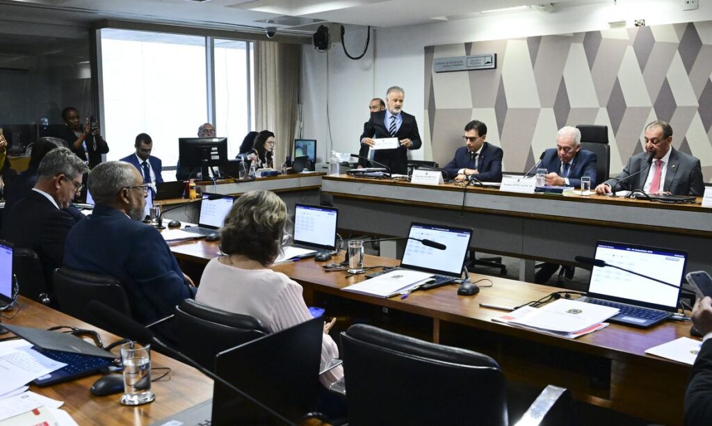 CCJ do Senado aprova PEC que acaba com a jornada 6×1