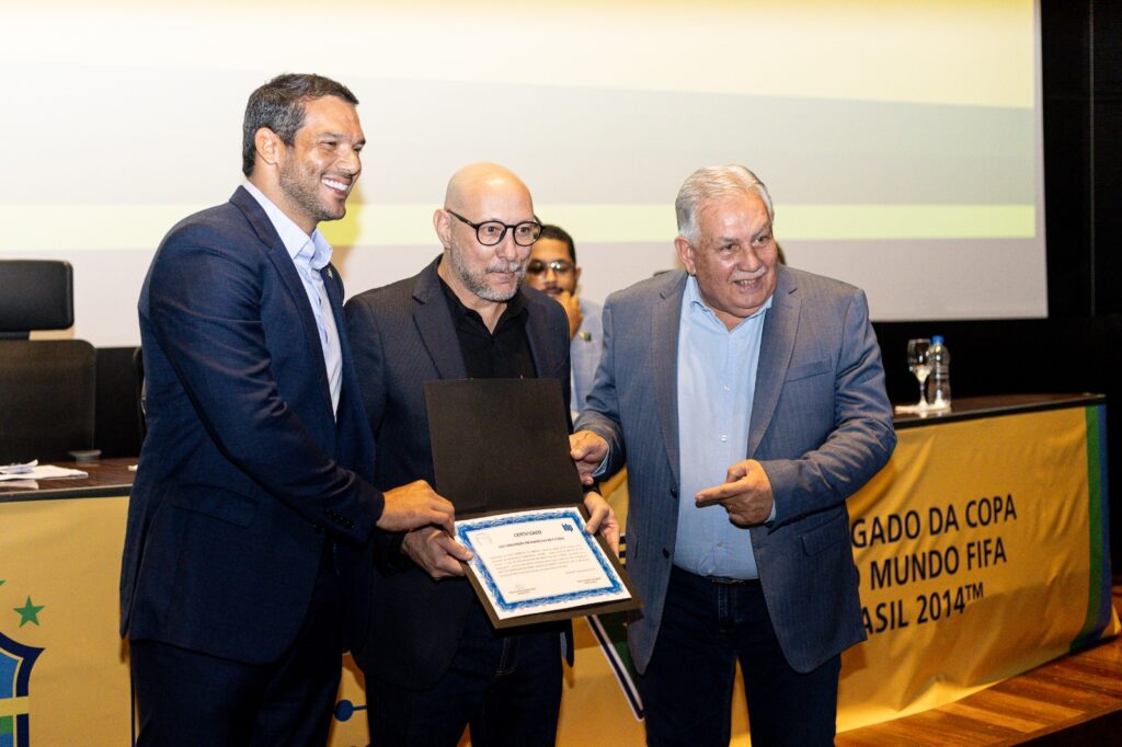 Após anos atuando na política, Gildo de Andrade recebe de Samir Xaud, da CBF, certificado de pós-graduação em Marketing de Futebol