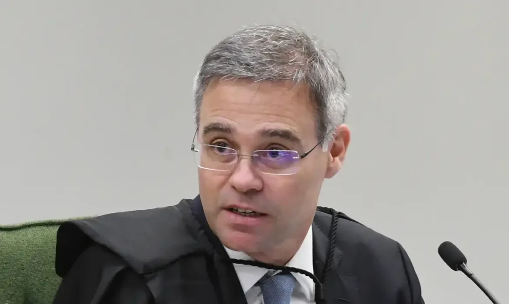 Em defesa de Flávio, Mendonça vota para manter decisão de retirar posts de Nossa Senhora