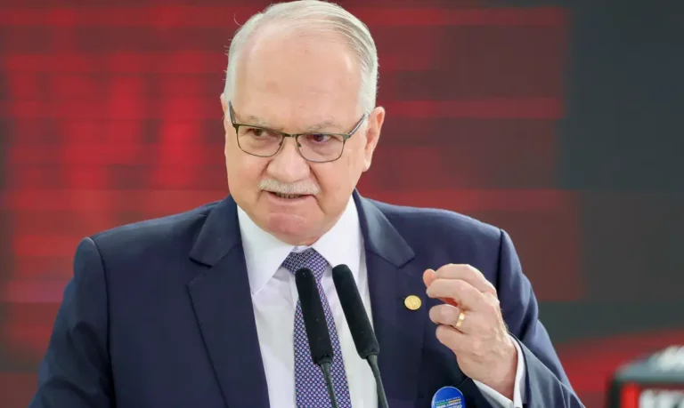 Fachin dá 5 dias para Mendonça e Gonet manifestem-se sobre supostas irregularidades na condução do caso Master 