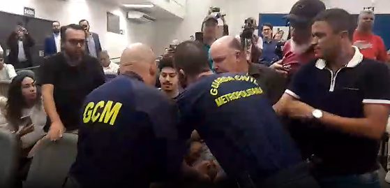 Sabatina sobre tapa-buraco na Câmara termina com manifestante sendo expulso por seguranças