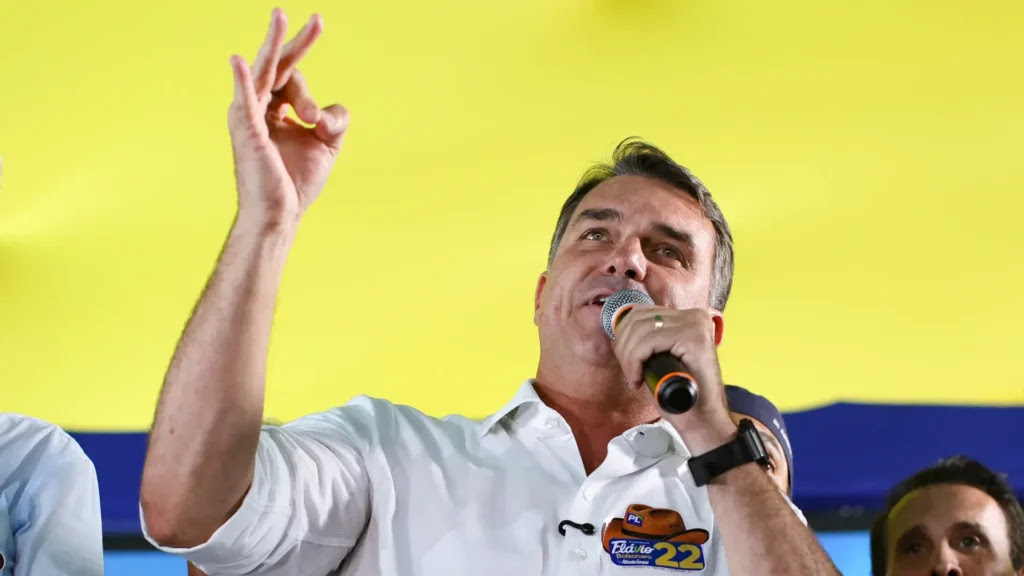 Flávio Bolsonaro fala em mudar a Constituição para ‘redemocratizar o país’