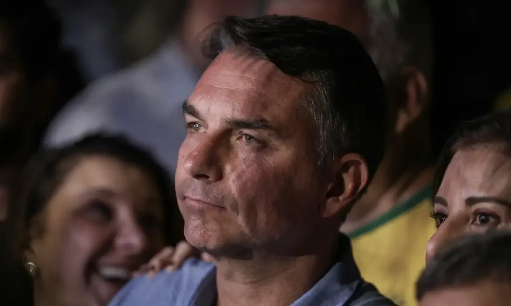 Em sabatina, Flávio não explica propostas e faz acusações sem provas, aparentando déficit cognitivo